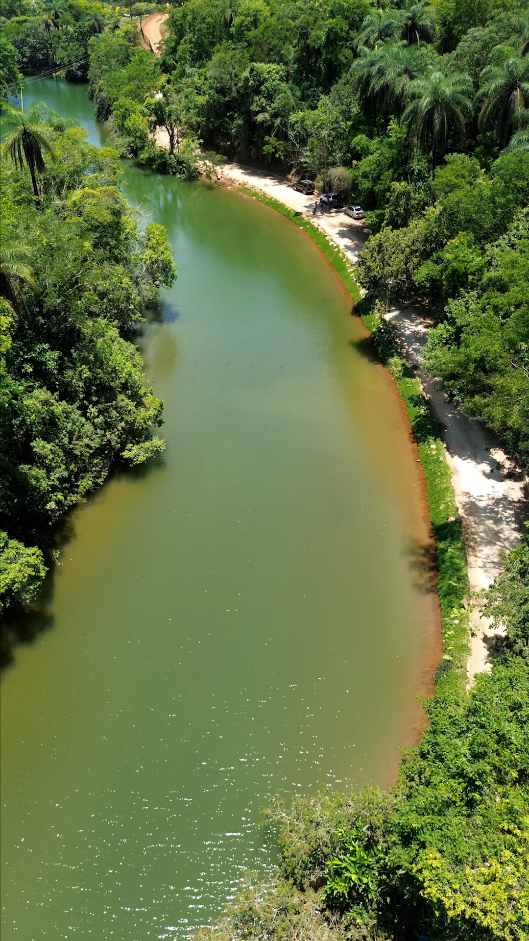 Área de contemplação à beira do lago